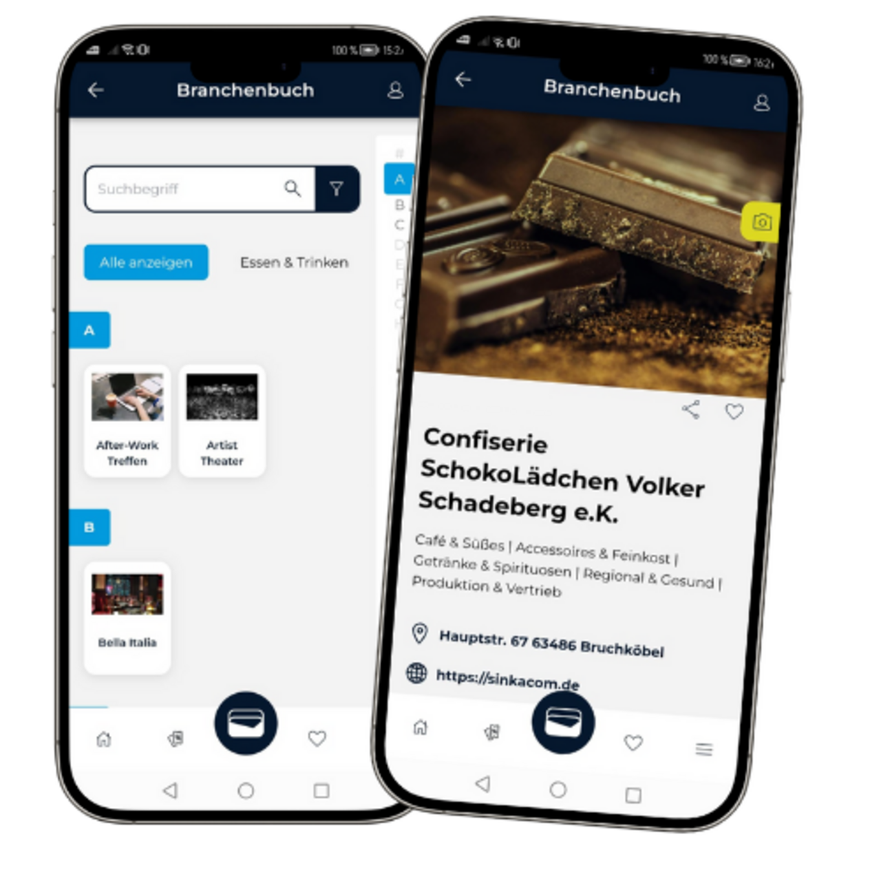 Zwei Smartphones zeigen die Benutzeroberfläche einer Branchenbuch-App. Auf dem linken Bildschirm ist eine alphabetische Liste mit Kategorien und Treffern wie "After-Work Treffen", "Artist Theater" und "Bella Italia" zu sehen. Ein Suchfeld und Filteroptionen sind im oberen Bereich sichtbar. Auf dem rechten Bildschirm wird ein detaillierter Brancheneintrag der „Confiserie SchokoLädchen Volker Schadeberg e.K.“ angezeigt, mit Bild, Adresse, Website und Beschreibung der angebotenen Produkte und Dienstleistungen.