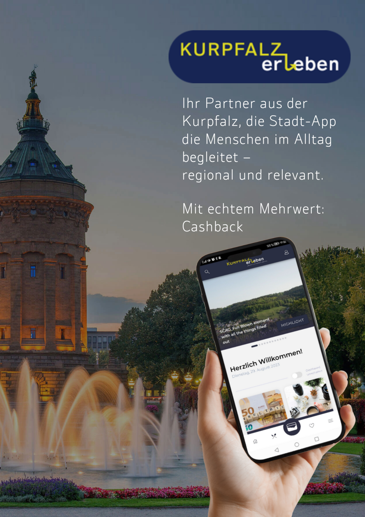 Werbung für die Stadt-App "Kurpfalz erleben" mit einem Smartphone in der Hand, das die App zeigt, vor dem beleuchteten Wasserturm in Mannheim bei Abenddämmerung. Text: "Ihr Partner aus der Kurpfalz, die Stadt-App die Menschen im Alltag begleitet – regional und relevant. Mit echtem Mehrwert: Cashback."