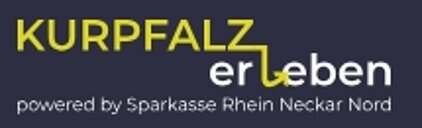 Logo mit dem Text „KURPFALZ erleben“ – das Wort „erleben“ ist stilisiert, wobei das „L“ als gelbe Zickzack-Linie hervorgehoben ist. Unter dem Logo steht in kleiner Schrift „powered by Sparkasse Rhein Neckar Nord“ auf dunklem Hintergrund.