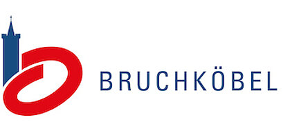 Logo der Stadt Bruchköbel mit stilisierter roter Kennzeichnung und integriertem blauen Turm und dem Schriftzug ‚BRUCHKÖBEL‘ in blauer Großschrift.