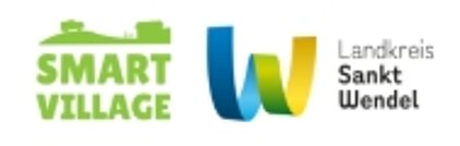 Logo mit grünem Schriftzug „SMART VILLAGE“ und stilisierter Landschaft mit Haus und Traktor, daneben farbenfrohes Band-Logo in Blau, Grün und Gelb sowie der Text „Landkreis Sankt Wendel“ auf weißem Hintergrund.
